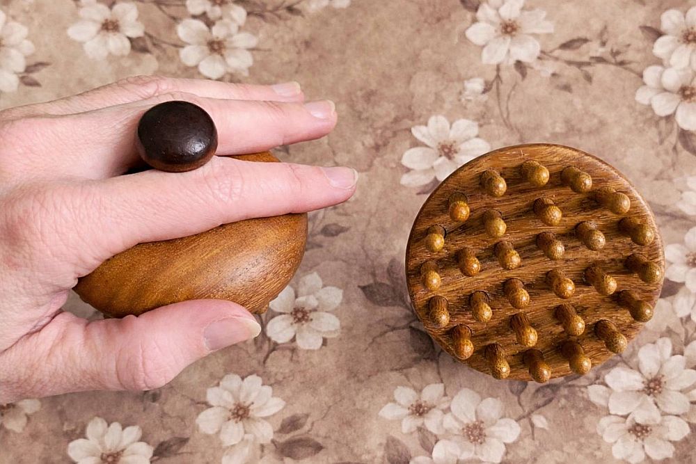 Dřevěný masážní kulatý kartáč do dlaně 2